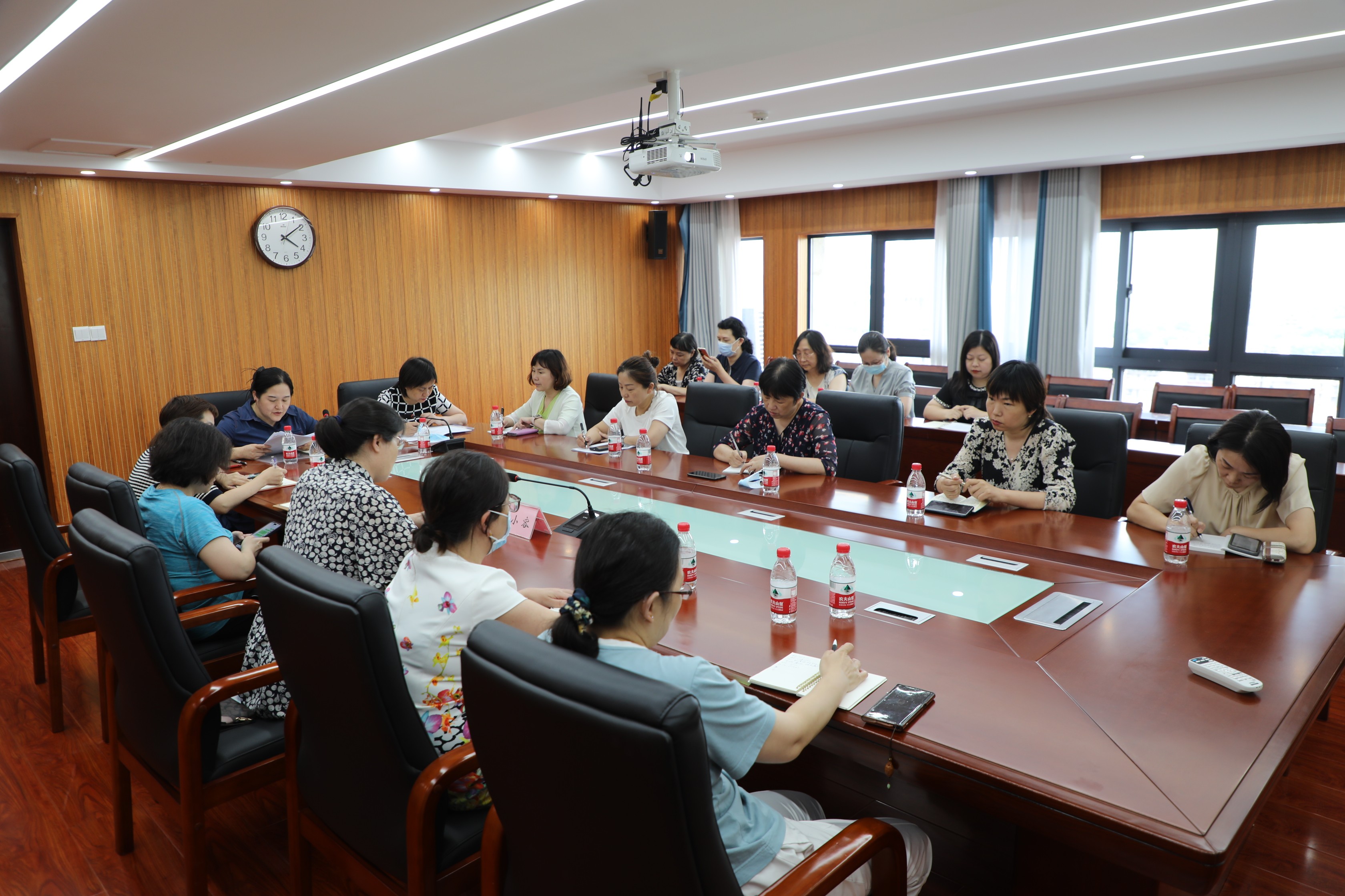 当好廉内助 守住幸福门——91porn
召开“贤内助、廉内助”主题助廉座谈会